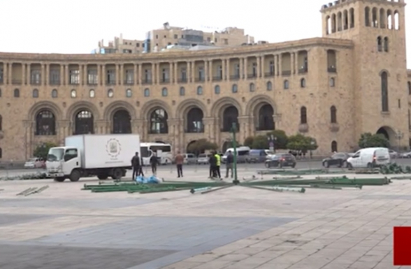 На площади Республики уже устанавливают главную новогоднюю елку